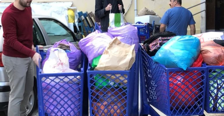 Παράδοση στο ΚΥΑΔΑ ειδών πρώτης ανάγκης για άστεγους που συγκεντρώθηκαν στη γιορτή της Ανοιχτής Πόλης